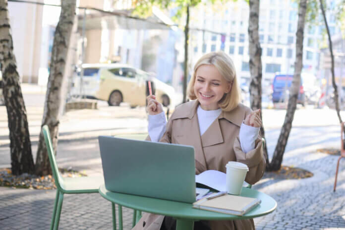 探索澳大利亚的工作机会：本文提供了关于澳大利亚各行各业的工作机会的详尽信息。了解哪些行业正在招聘，包括医疗、教育、技术、建筑和金融服务等领域的热门职位。我们还分析了不同地区的就业市场趋势，提供求职技巧和必要的职业许可信息。无论您是在寻找职业发展机会还是考虑跨行业跳槽，这篇文章都将是您的理想指南。